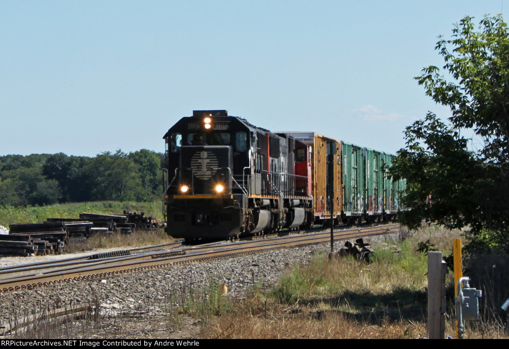 IC 1016 starts up from the N. Duplainville siding